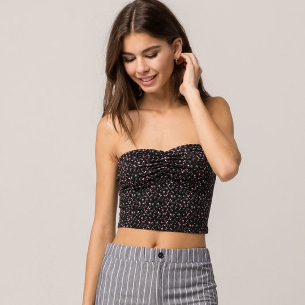 IVY & MAIN Ditsy Floral Cinch Front Tube Top in Black